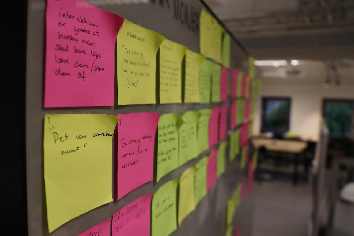 Analogue affinity diagrams often use sticky notes. (Photo by Christian Brok on Unsplash)